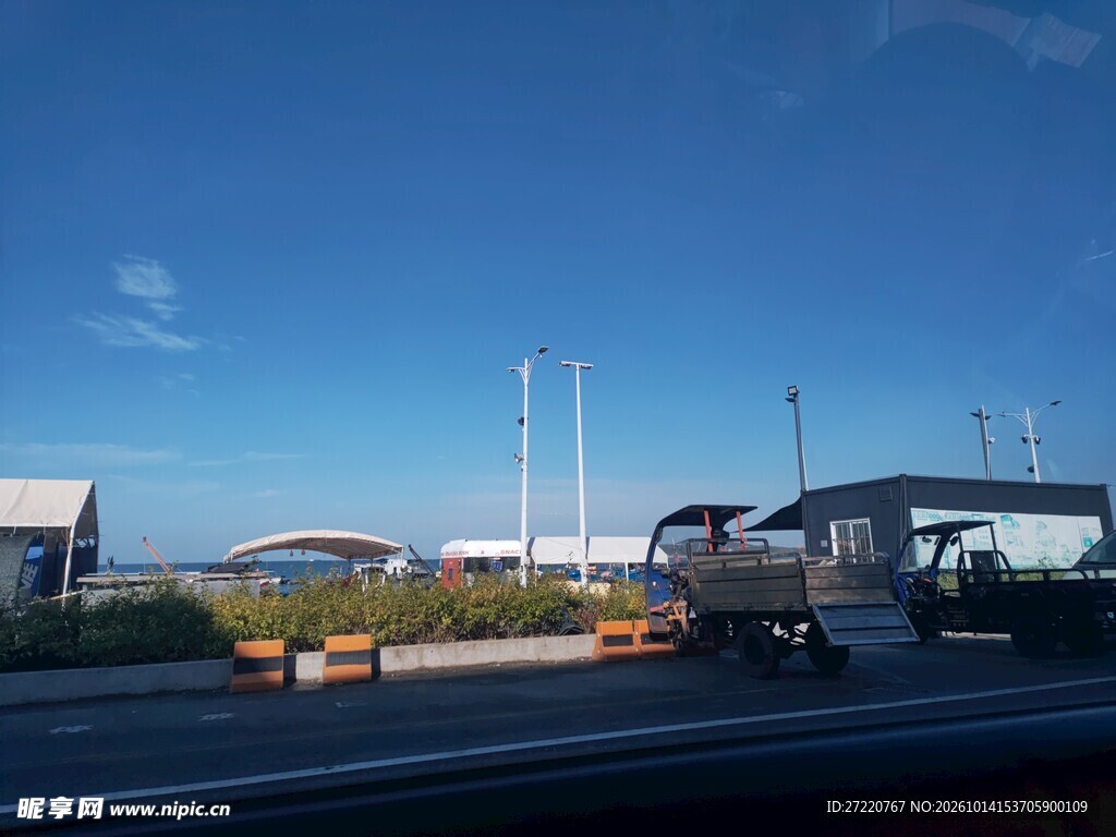 晴朗白日城郊道路景观 汕尾红海