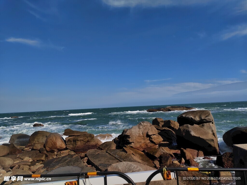 海滨礁石海岸晴日风光 汕尾红海
