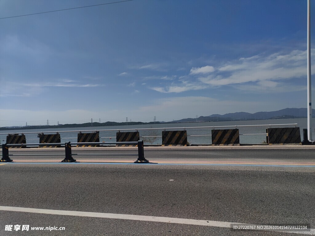 海边公路晴日风光