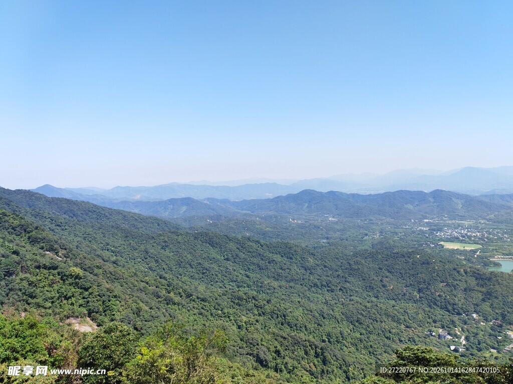 晴空下的层叠青山 罗浮山