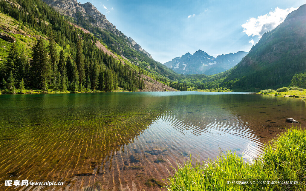 山涧湖泊自然美景