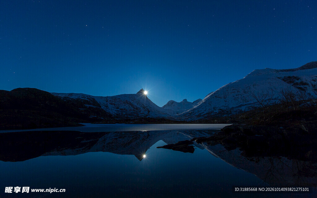 月夜山湖静谧风光