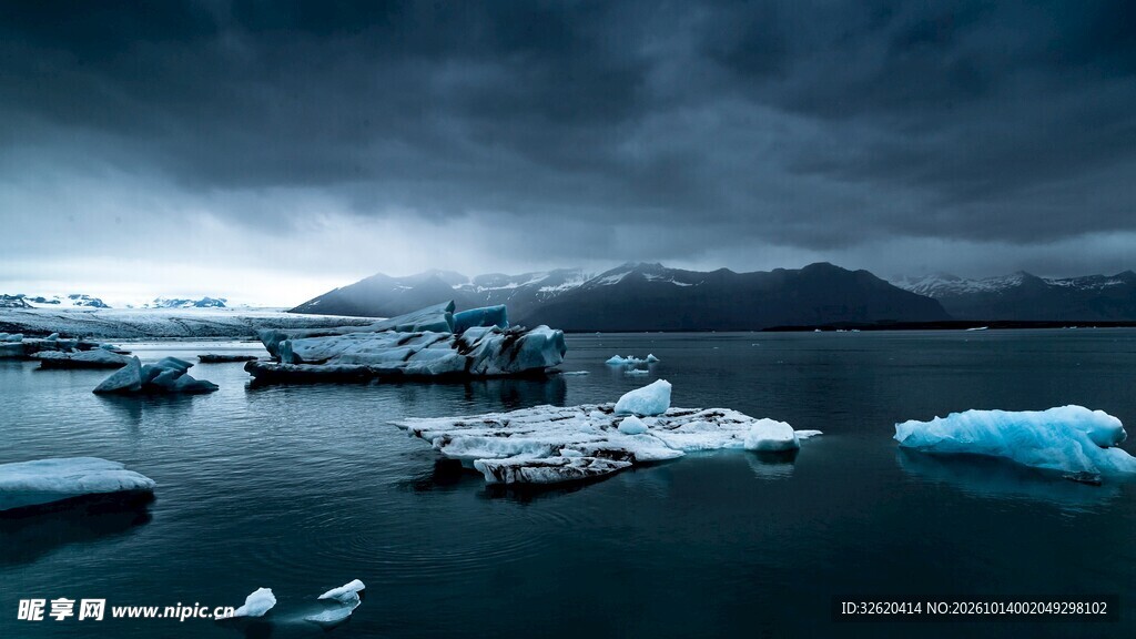 冰湖浮冰景观