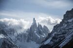 云雾尖峰雪山景观