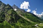 青山蓝天白云山野风光