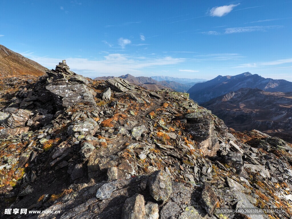 山巅晴日山野风光