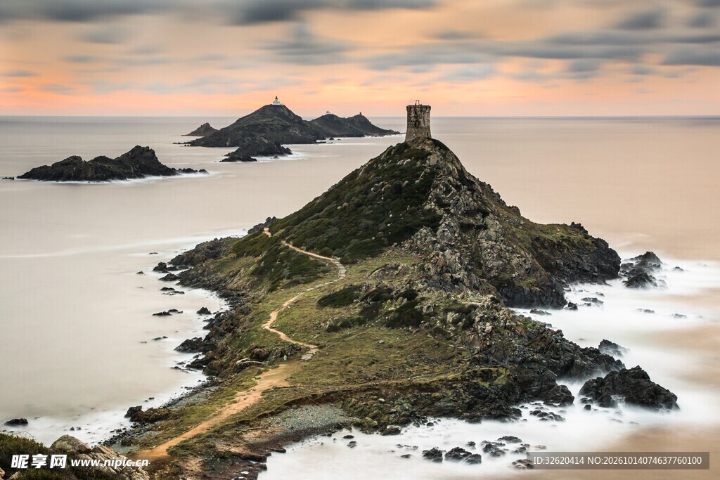 海岸古塔黄昏海景