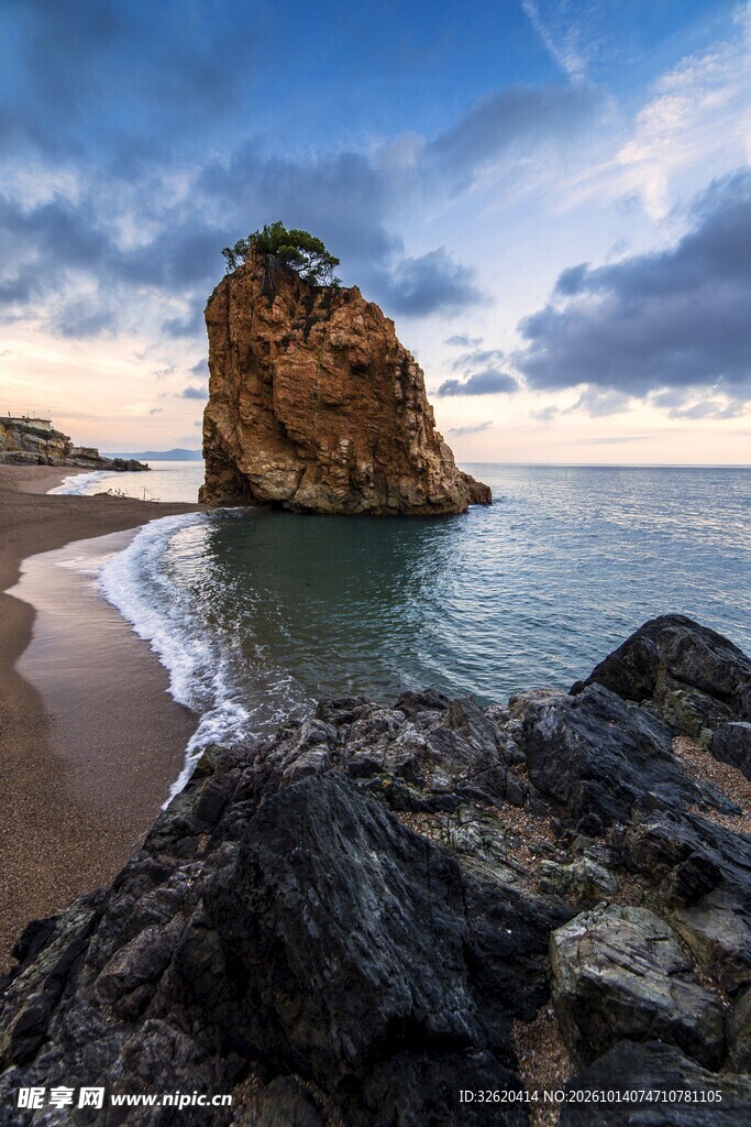 海岸孤岩海景风光