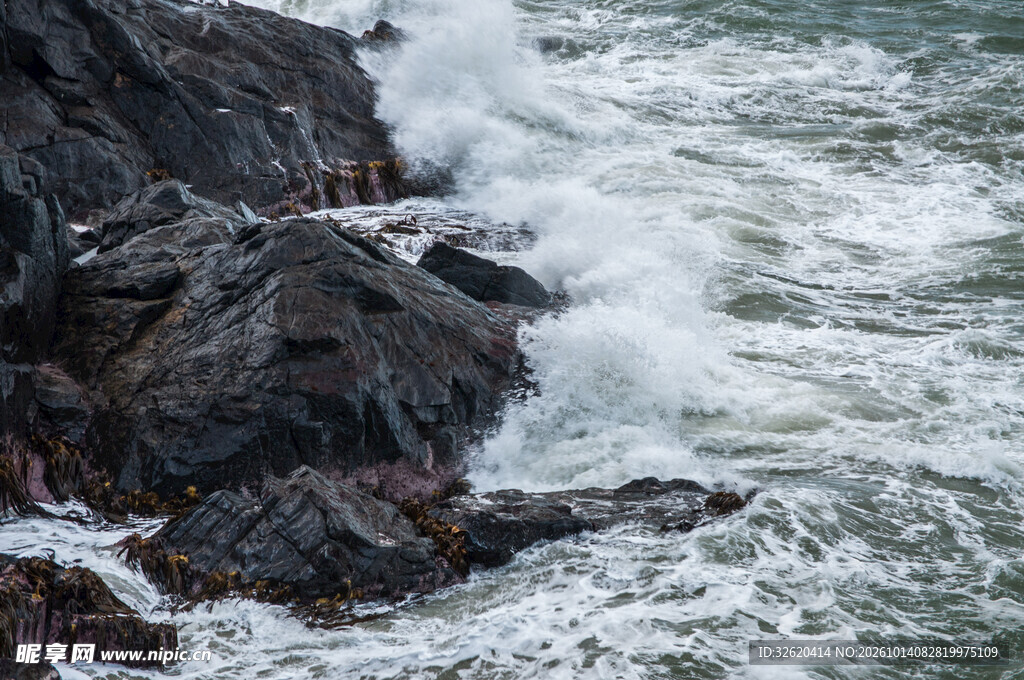 海浪拍击海岸礁石