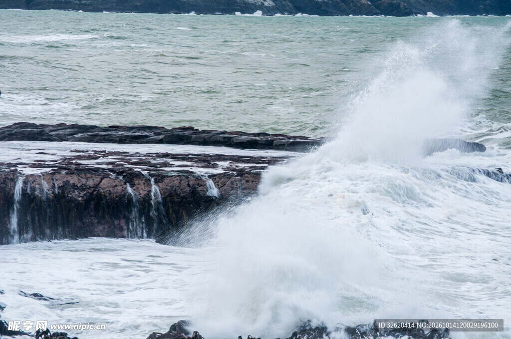 海浪拍岸溅起浪花