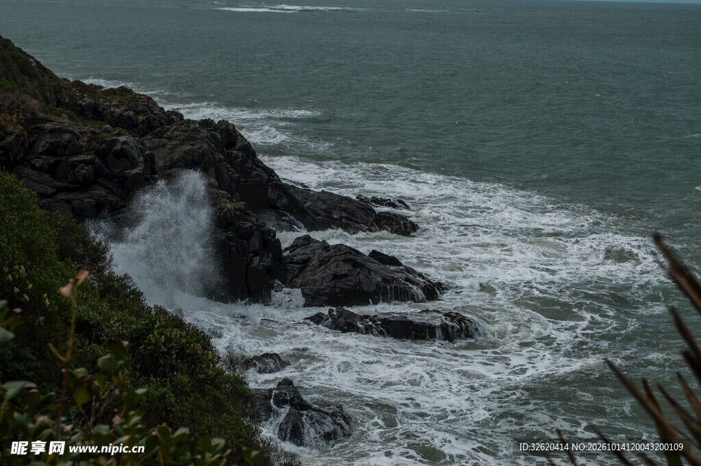 海岸礁石海浪风光