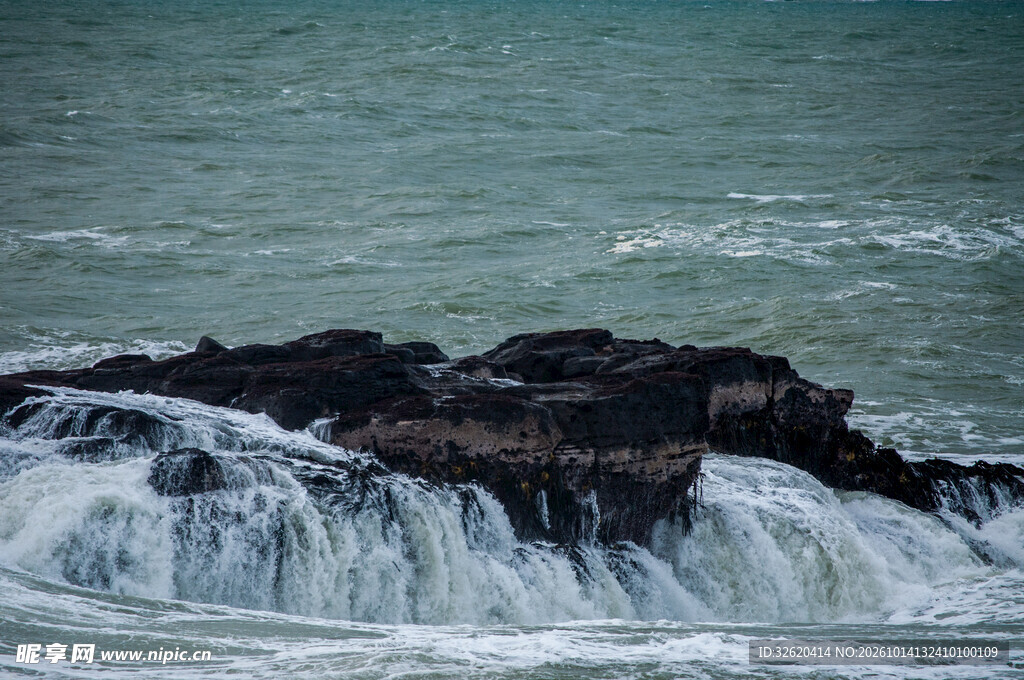 海浪冲击礁石海景