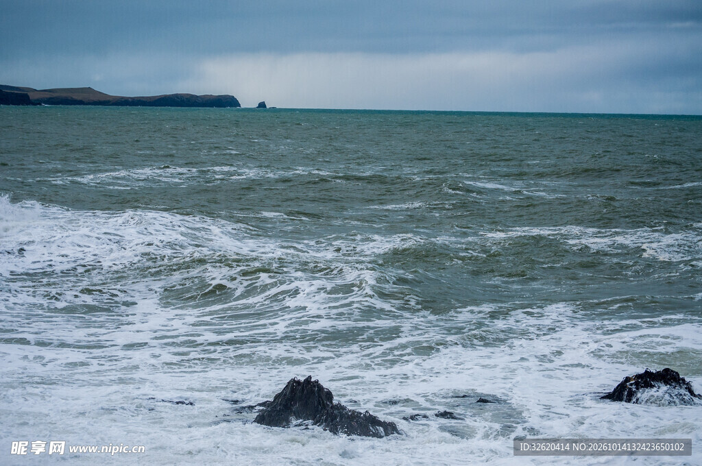 阴天海滨浪涛景观