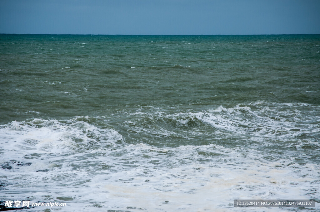 近海海面浪涛风光