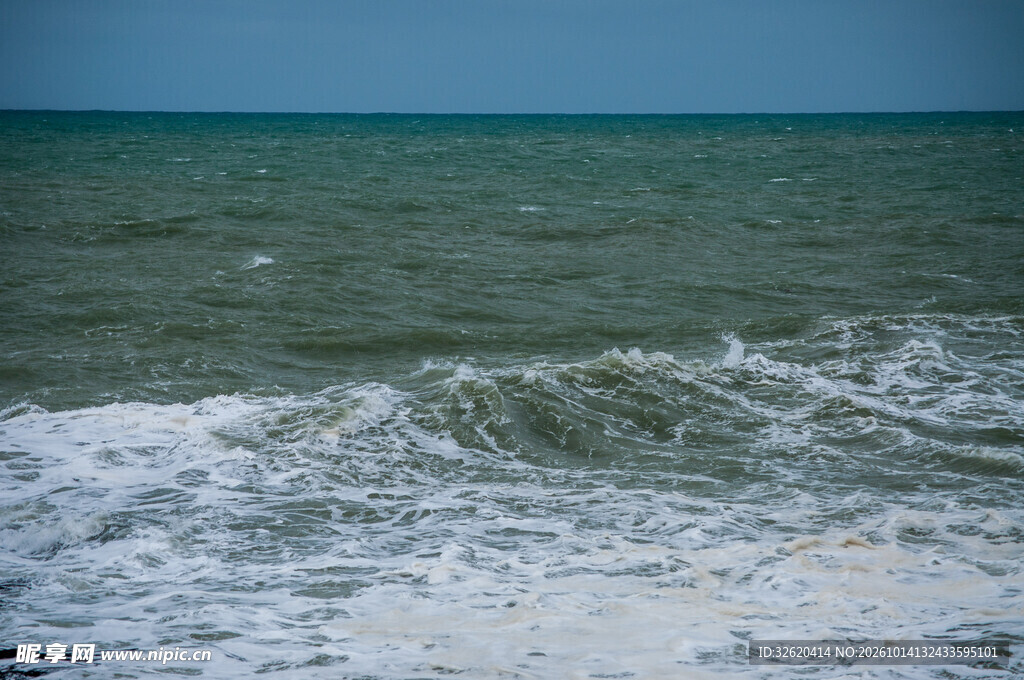 近海海面浪涛风光