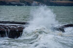 海浪拍岸溅起浪花