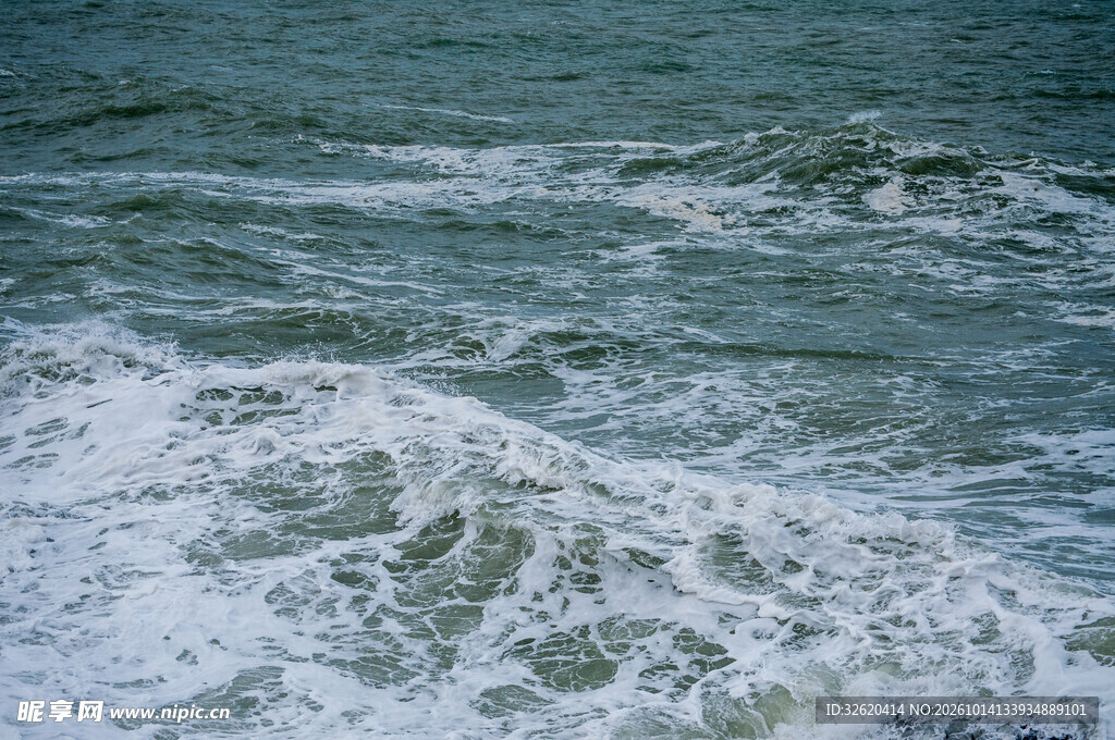 海面翻涌的浪涛泡沫