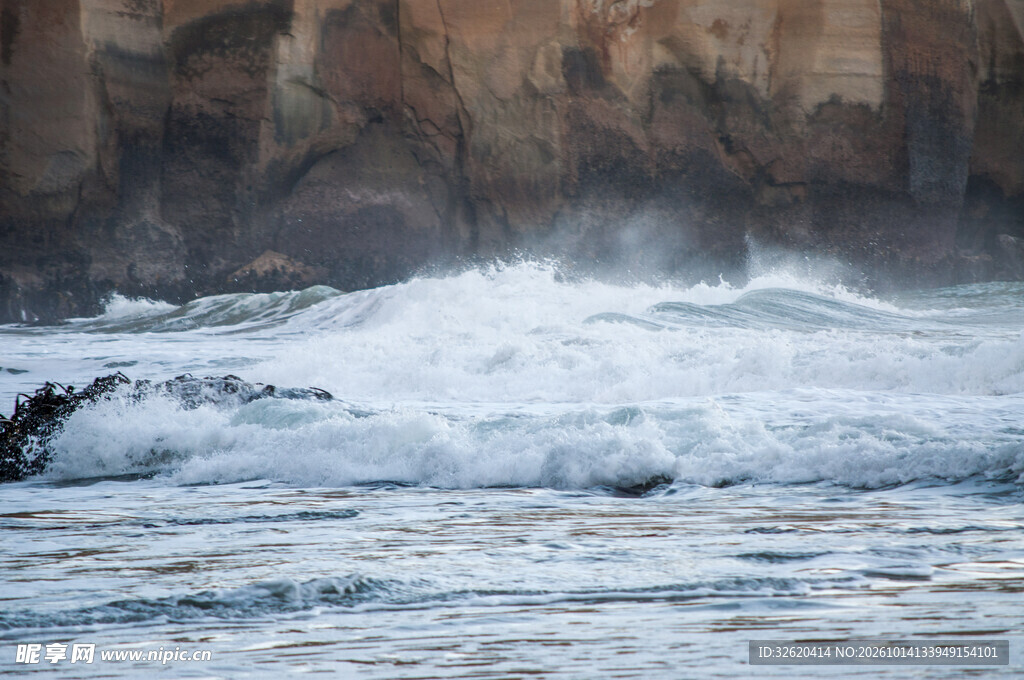 海岸浪涛拍岸风光