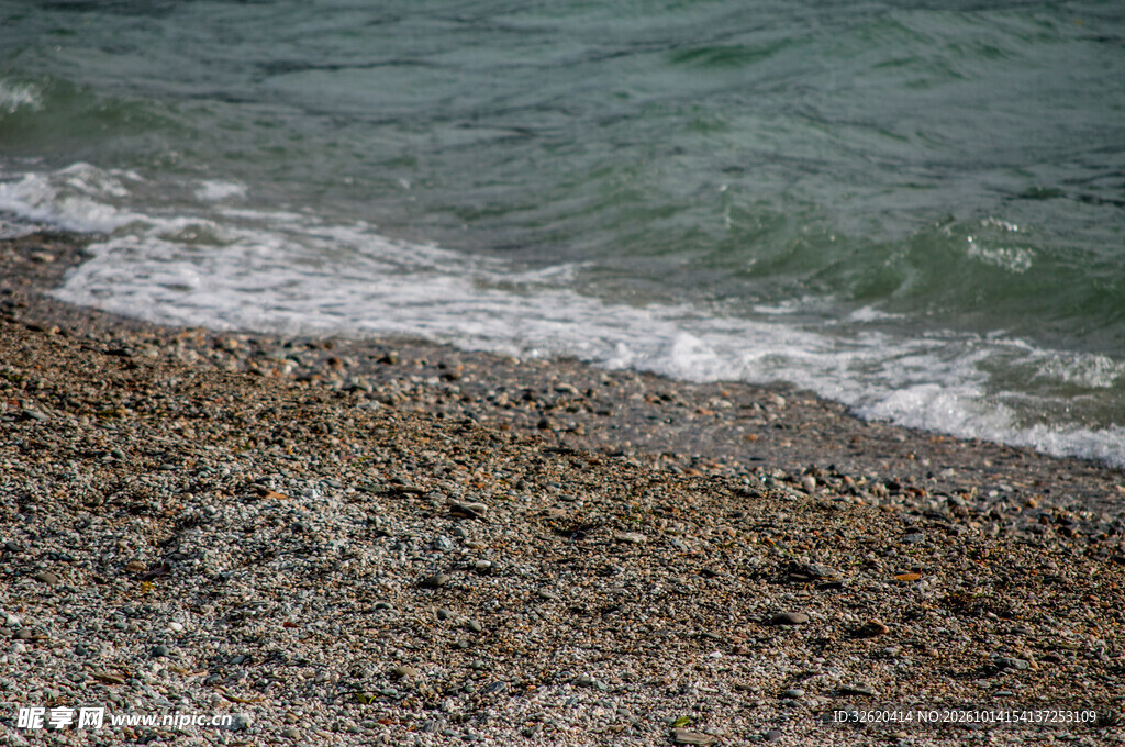 海边碎石滩海浪轻涌