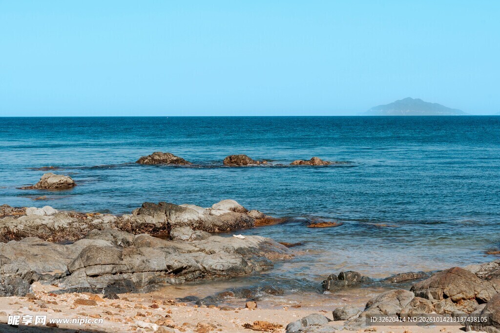 晴日海滨岩滩海景