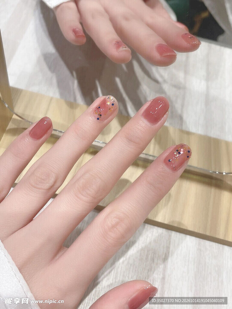 红色亮片美甲对镜展示