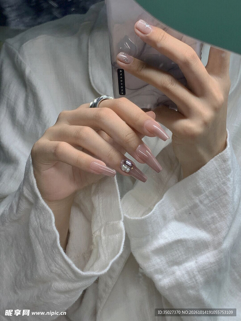 美甲手部对镜自拍特写
