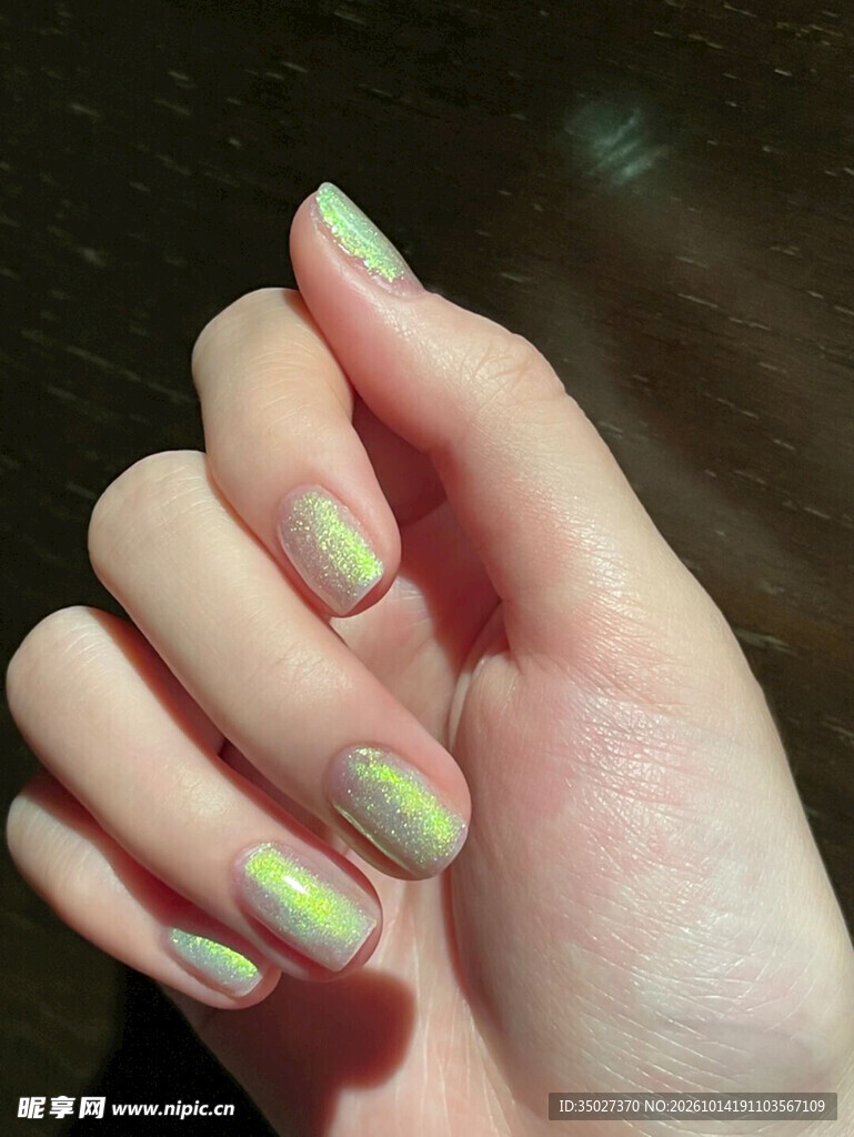 荧光绿美甲手部特写