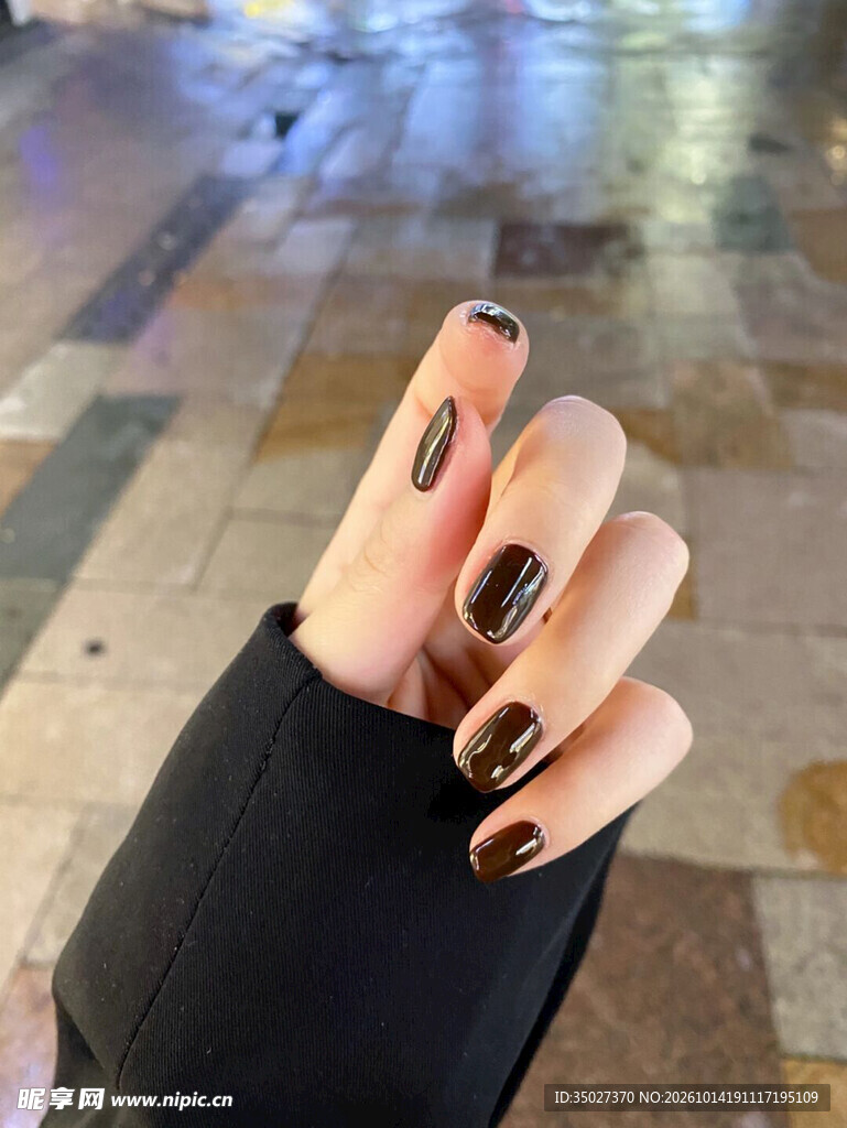 时尚深色美甲特写
