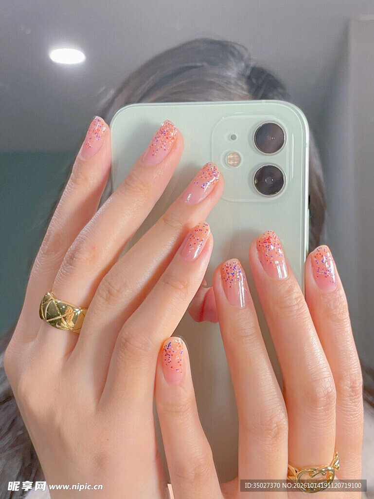 粉嫩渐变美甲展示