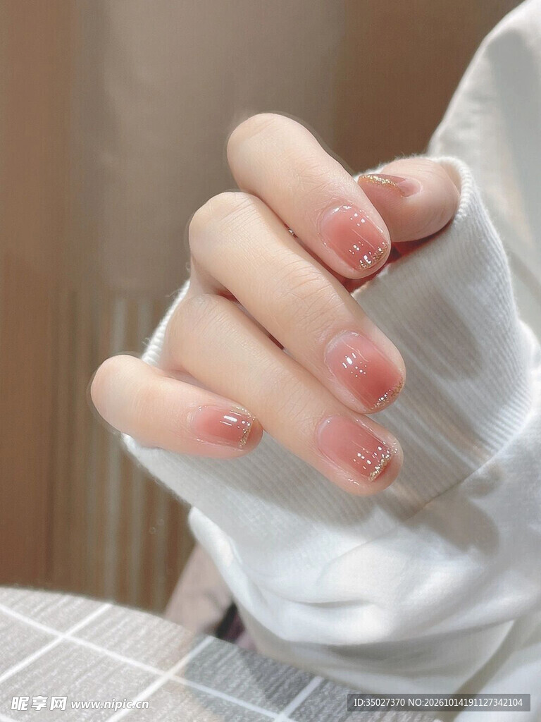 十指相扣的双手