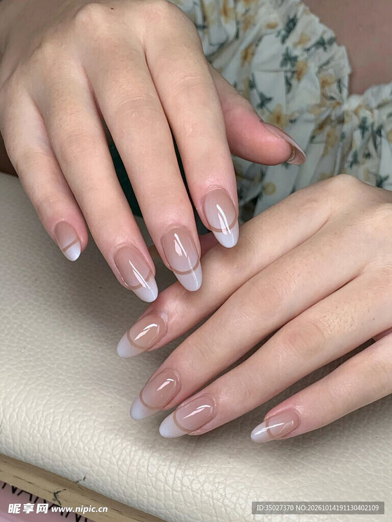 温柔裸色渐变美甲