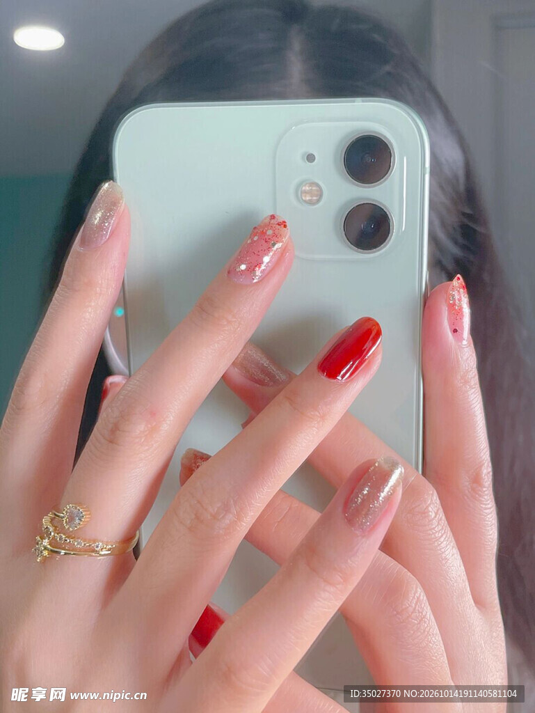 精致美甲对镜自拍