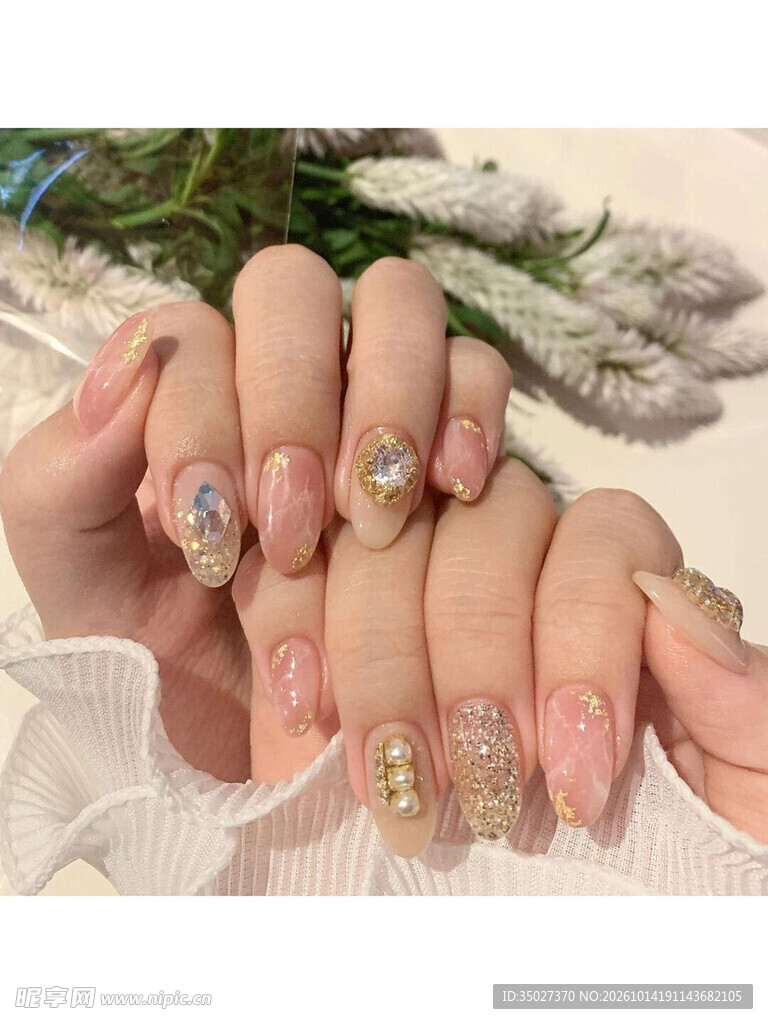 轻奢镶钻美甲款式