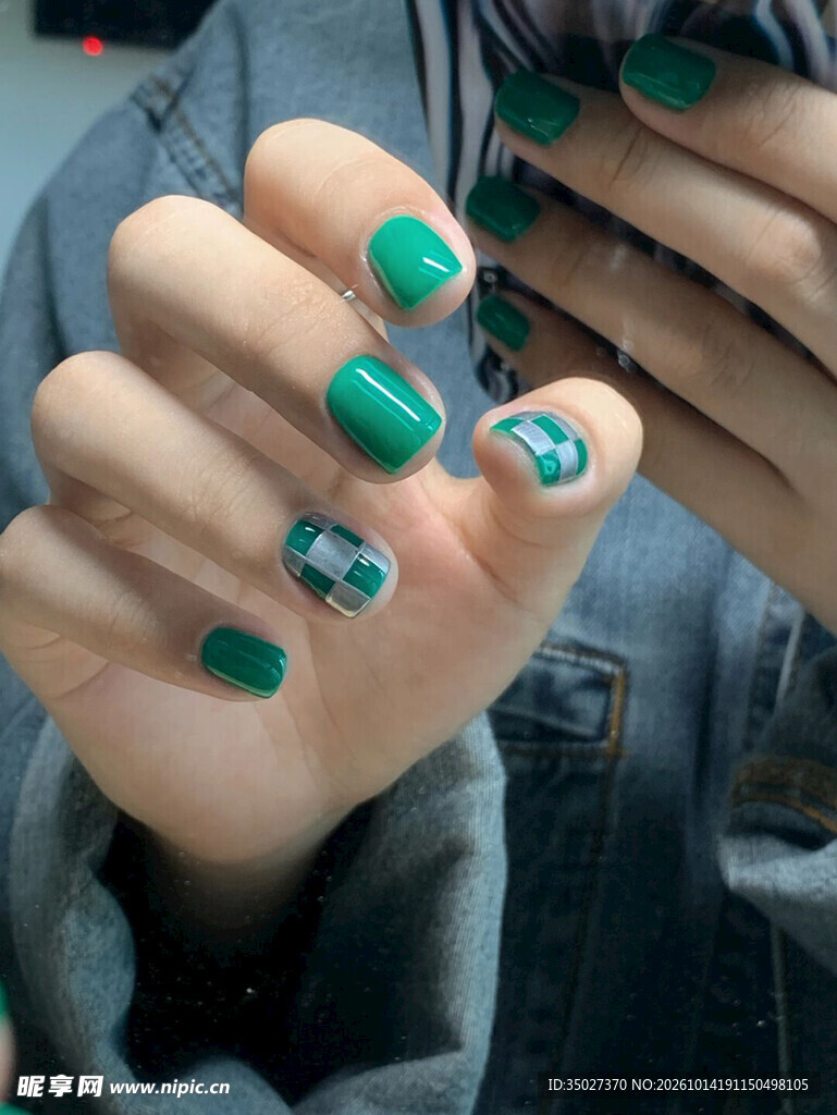 绿色美甲手部特写