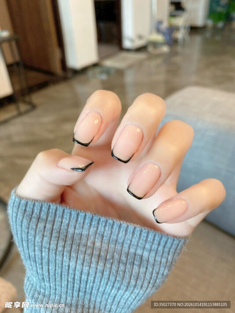 裸色黑边法式美甲