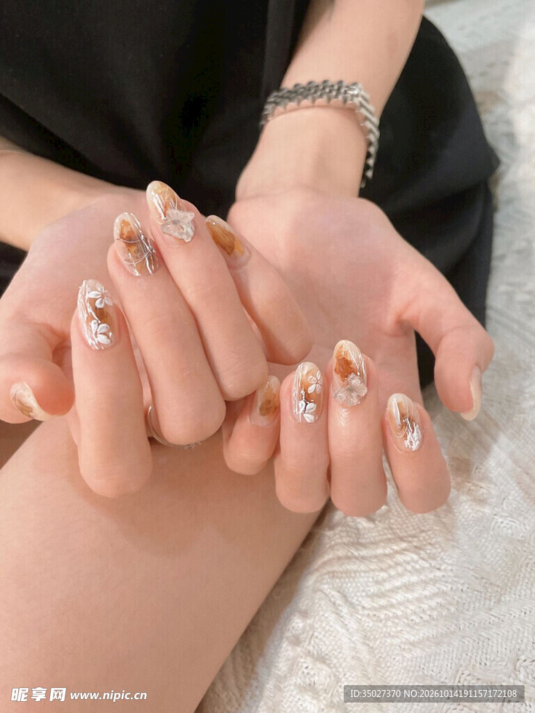 精致镶钻美甲展示