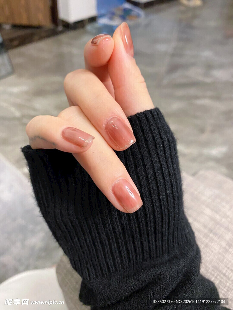 暖调美甲手部特写