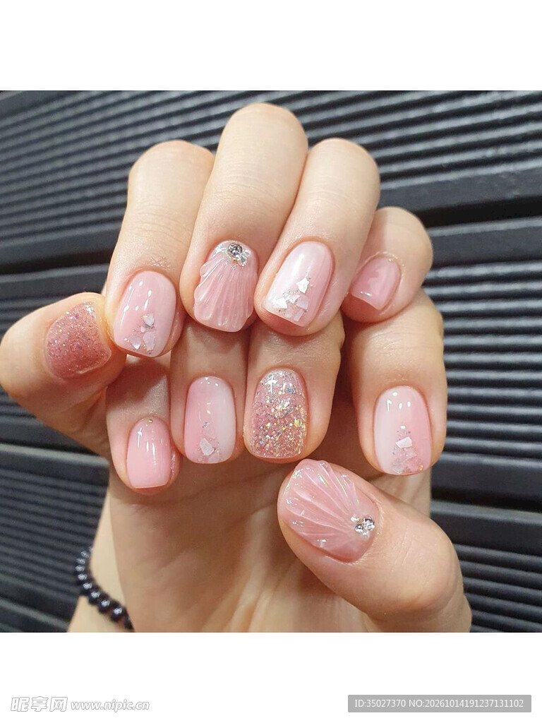 粉嫩闪钻美甲实拍