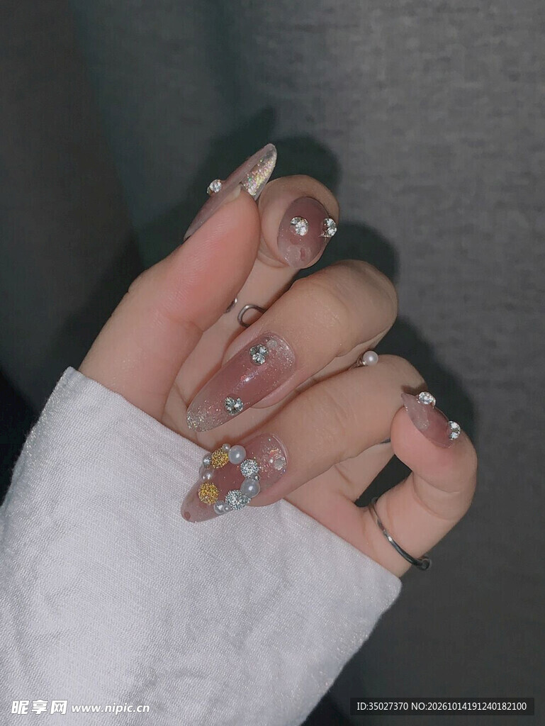闪钻美甲手部特写