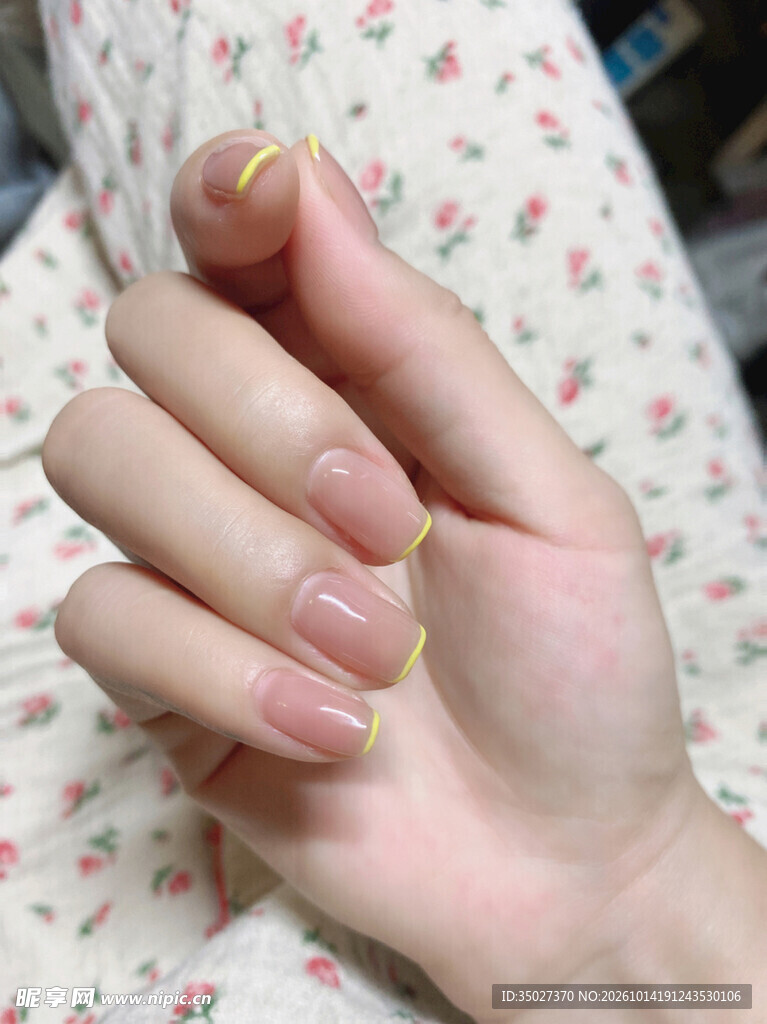 清新裸色美甲特写