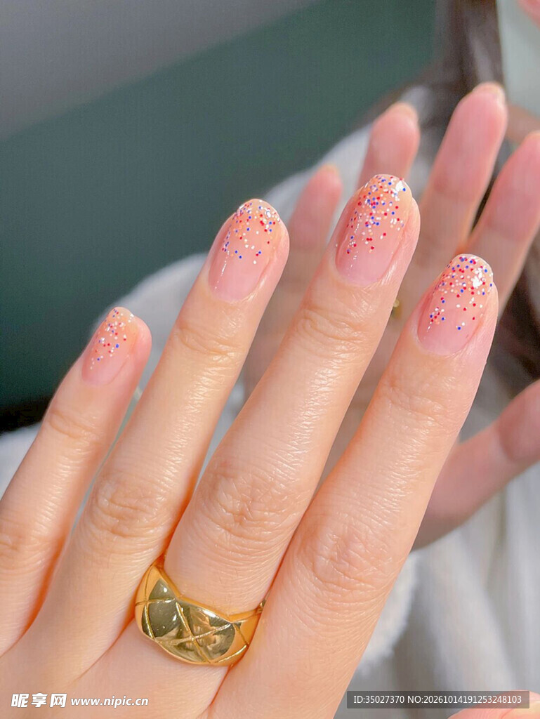 金戒指美甲手部特写