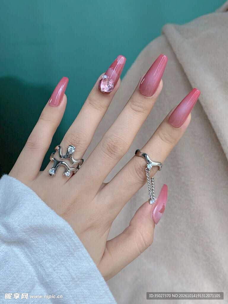 精致粉色美甲手部特写