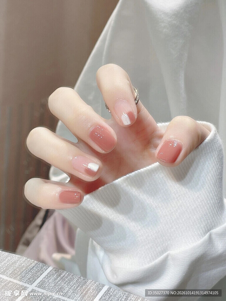 精致美甲手部特写