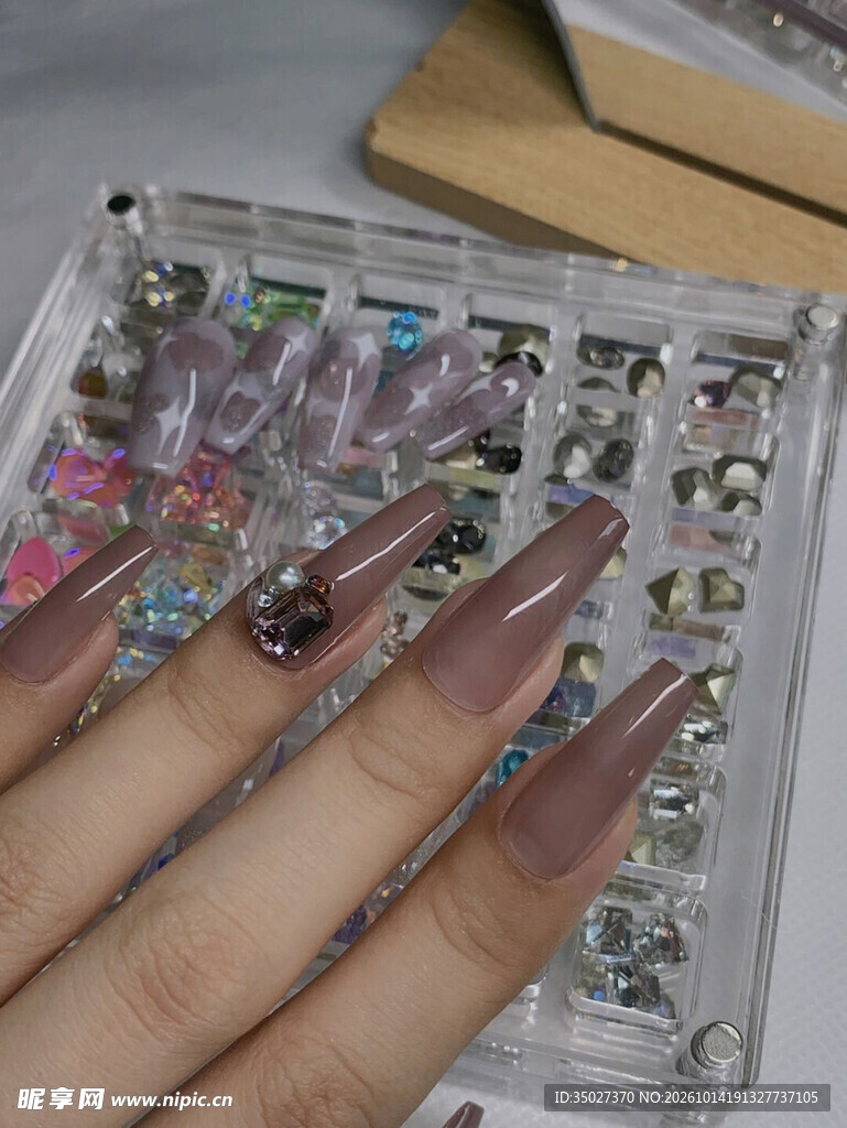 精致美甲钻饰展示