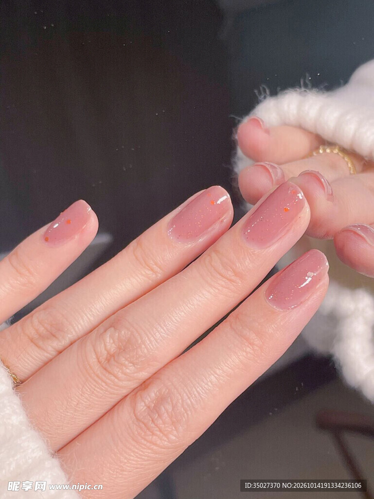 裸粉渐变美甲手部特写