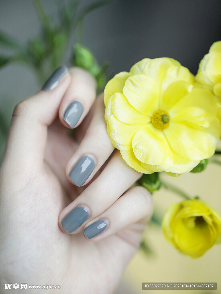 美甲与黄色鲜花特写