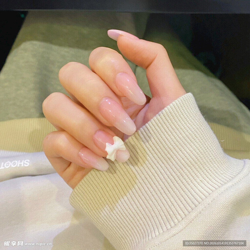 温柔裸粉渐变美甲