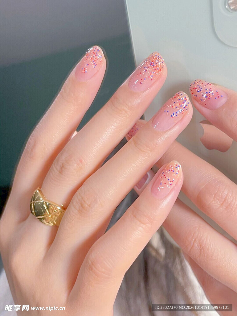 温柔粉闪美甲手部特写