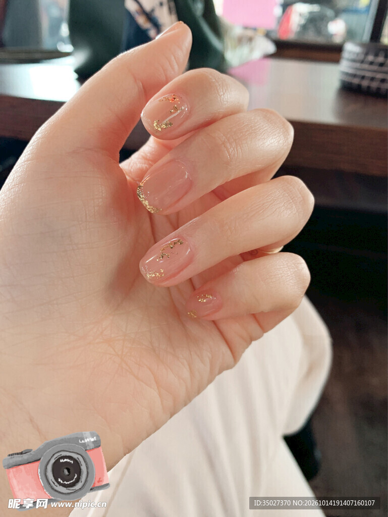 裸色美甲手部特写