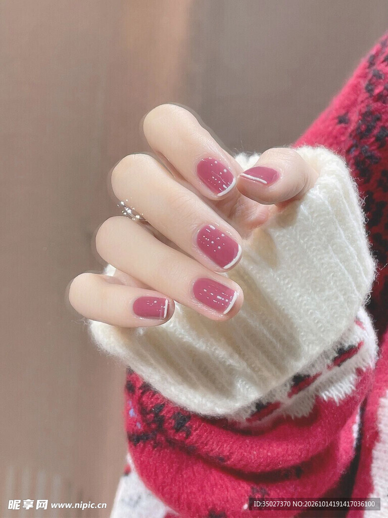 玫红色美甲手部特写